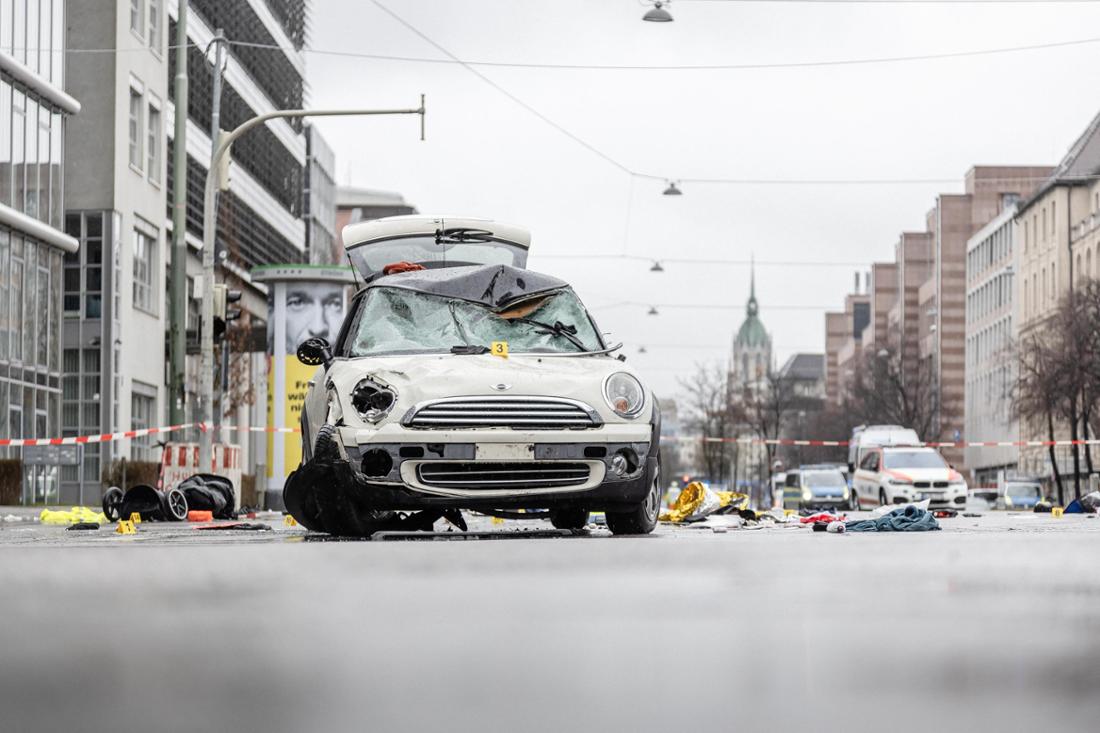 Auto fährt in Menschenmenge an Kreuzung Karlstraße/Auto 