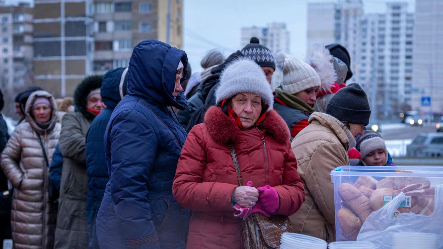 30.01.2026, Ukraine, Kiew: Menschen, die nach den russischen Luftangriffen ohne Strom sind, warten in einem Wohnviertel auf kostenlose warme Mahlzeiten. Foto: Dan Bashakov/AP/dpa +++ dpa-Bildfunk +++