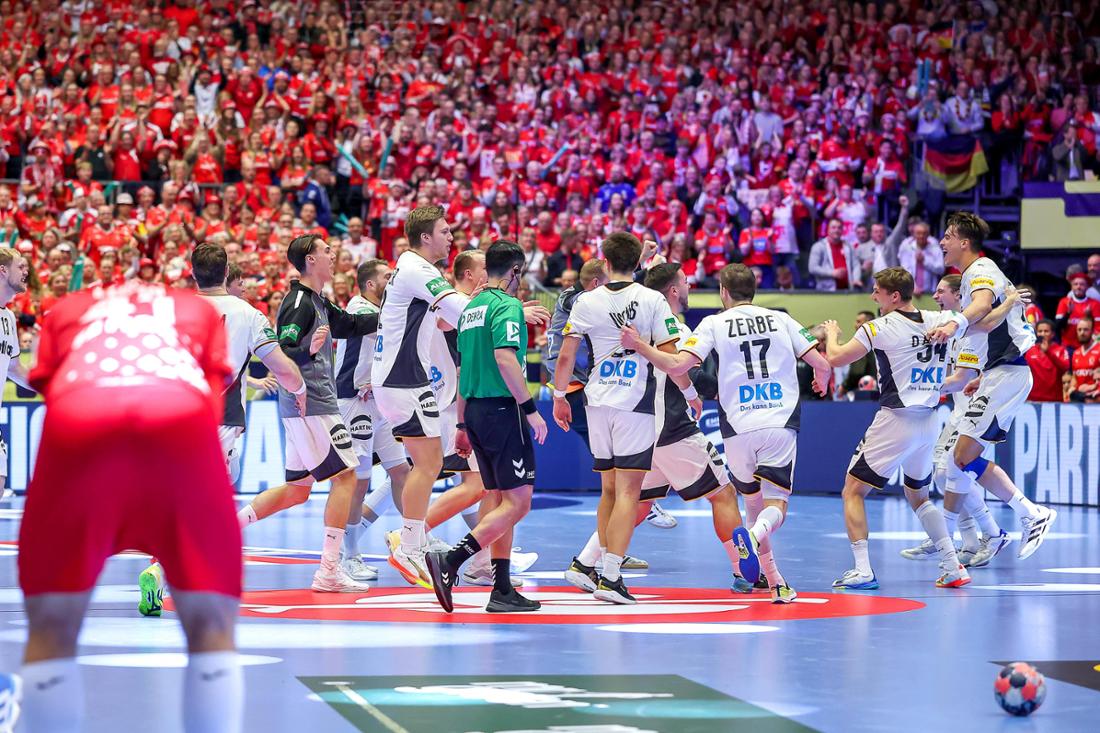 Während die deutsche Mannschaft jubelt, sind die Kroaten am Boden zerstört.