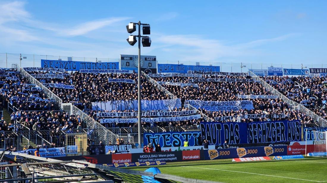 „Baut das Stadion aus“: Unmissverständliche Botschaft der Westkurve des TSV 1860 München.