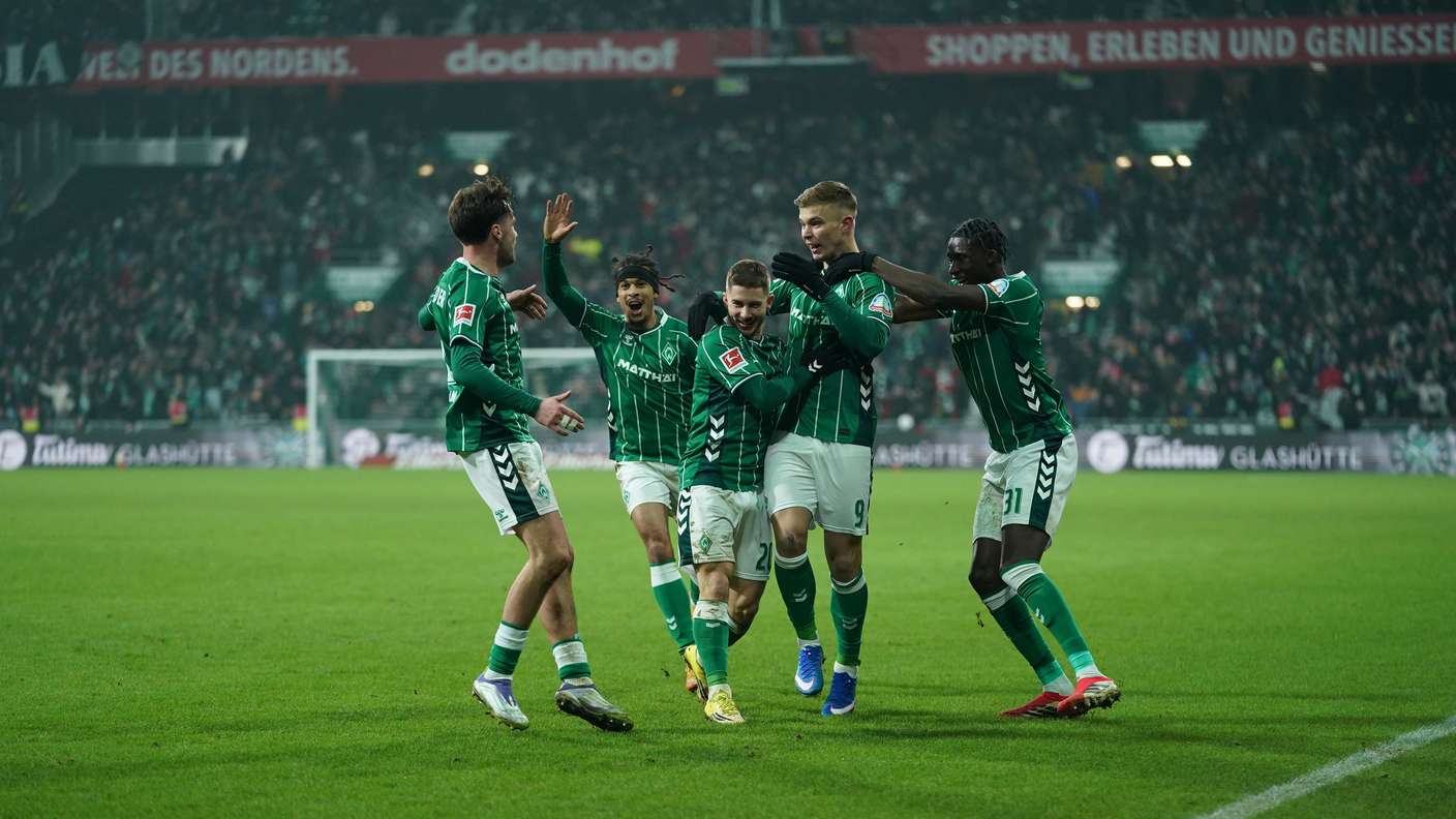 Werder Bremen im Liveticker gegen Borussia Mönchengladbach: Keke Topp feiert mit seinen Mitspielern sein spätes Tor zum Ausgleich.