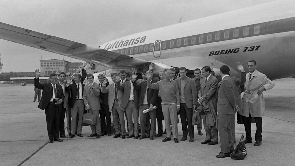 Mit einer Boeing 737 flogen die Spieler vom FC Bayern Muenchen am 8. Juni 1968 nach Südamerika