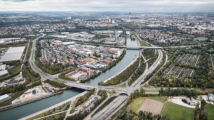 Drei Brücken müssen saniert werden. Die Frankenschnellwegbrücke (Bildmitte) verläuft in einem Stück über die Südwesttangente und den Main-Donau-Kanal. Bei der weiter südlich gelegenen Verkehrsachse Hafenstraße – Finkenbrunn (vorne) gibt es eine Brücke über den Kanal und eine Brücke über die Südwesttangente, die erneuert werden müssen.