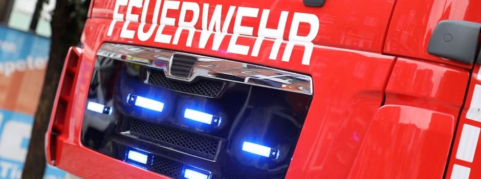 Flammen schlagen aus Gebäude: Großeinsatz in Mainz-Kostheim