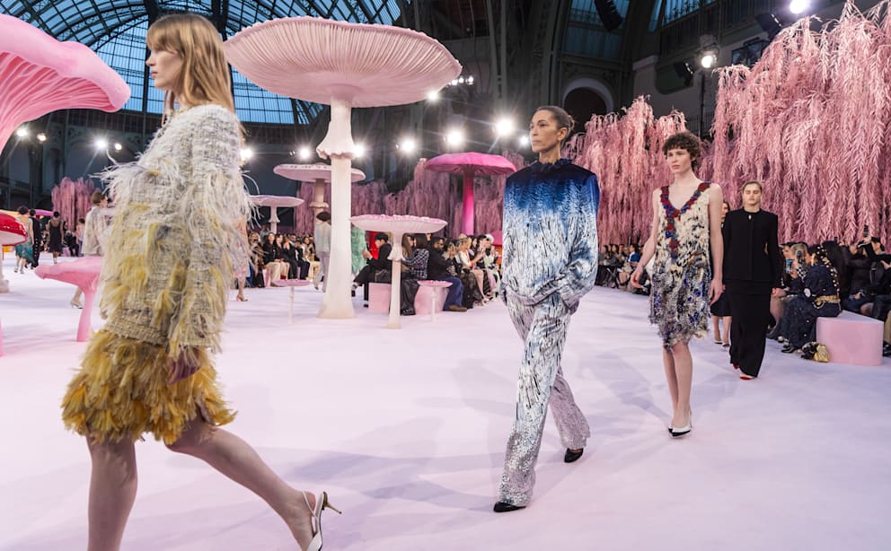 Für die „Spring/Summer 2026“-Kollektion entführte Chanel seine Gäste in ein pastellfarbenes Märchenreich voller Federn und Flora