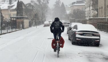 Winter: Fahrradclub fordert geräumte Radwege trotz Schneechaos | Regional