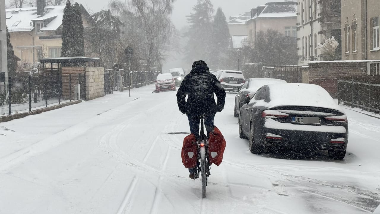 Winter: Fahrradclub fordert geräumte Radwege trotz Schneechaos | Regional