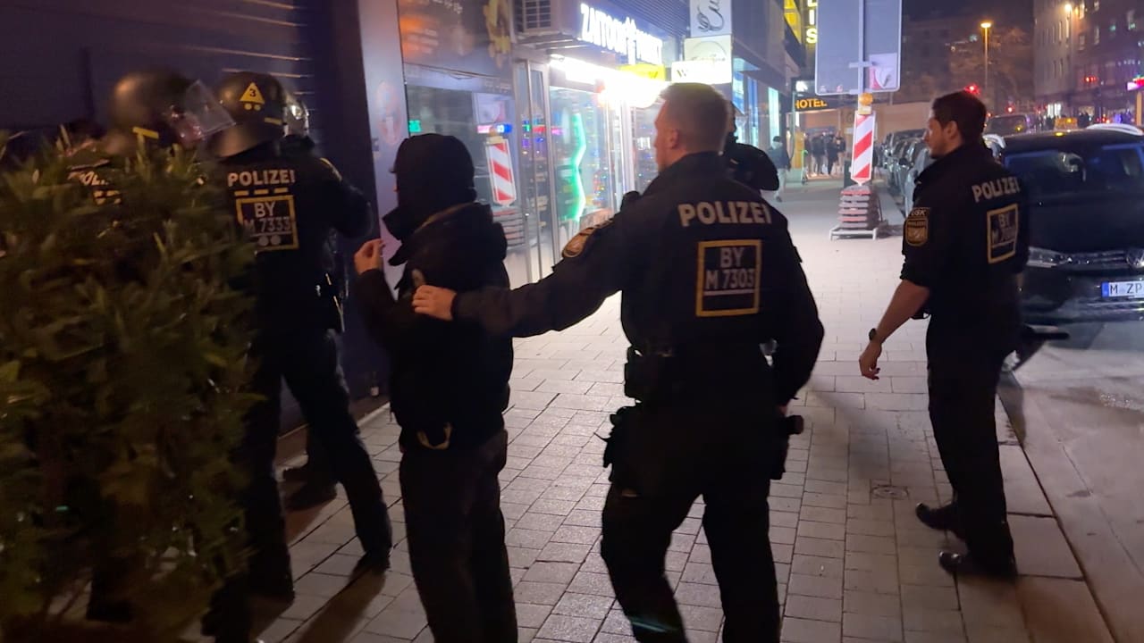 Silvester 2025 im Live-Ticker: Chaoten beschießen Polizisten mit Raketen | News