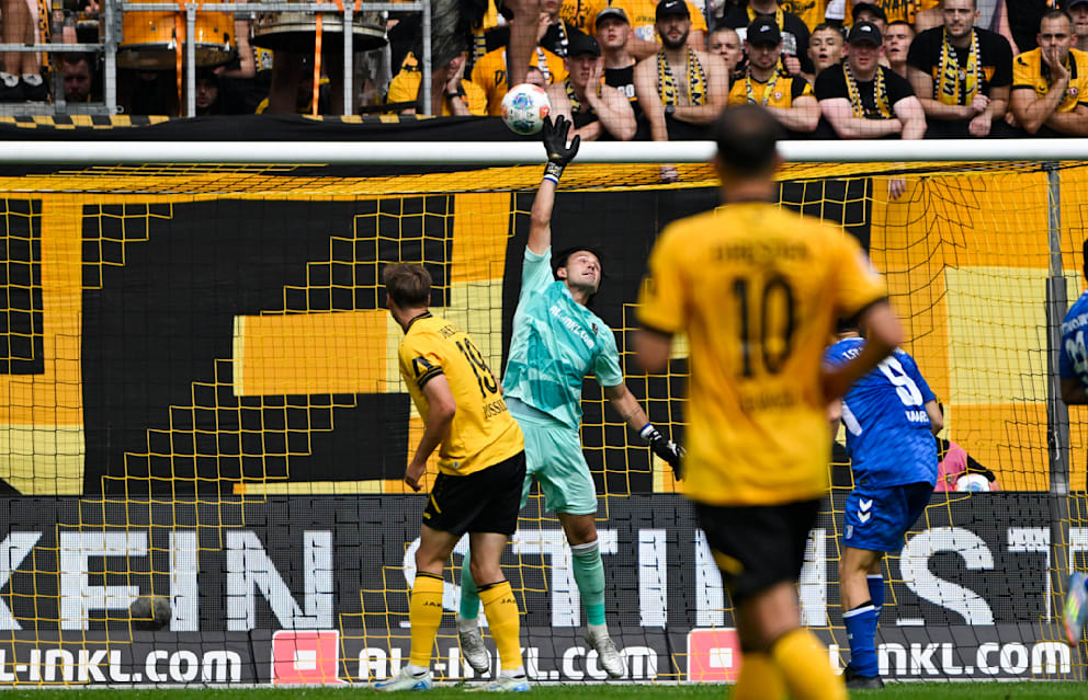 Dynamos Tim Schreiber lenkte im Hinspiel gegen Magdeburg (1:2) diesen Ball über die Latte