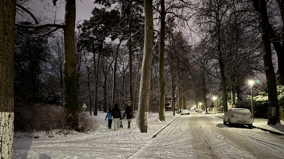 Alles ist dunkel, nur die alten Gaslaternen leuchten im Berliner Südwesten