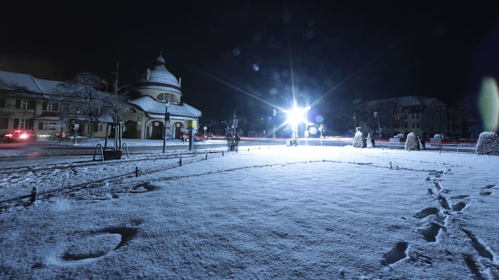 Ein einsames Licht leuchtet hinter Lehrerin Alke in der Straße. Gaslaternen brauchen keinen Strom