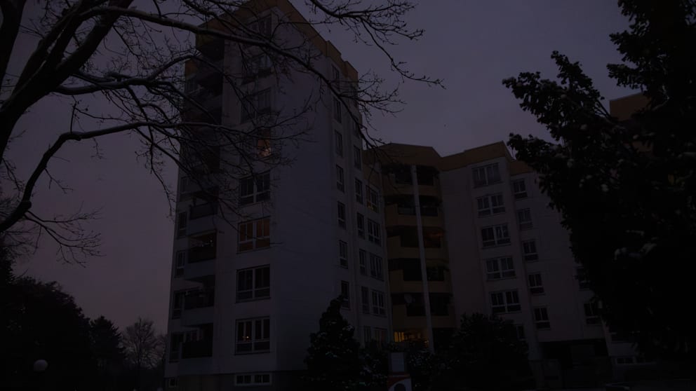 Alles dunkel: das Hochhaus an der Wismarer Straße in Berlin-Lichterfelde