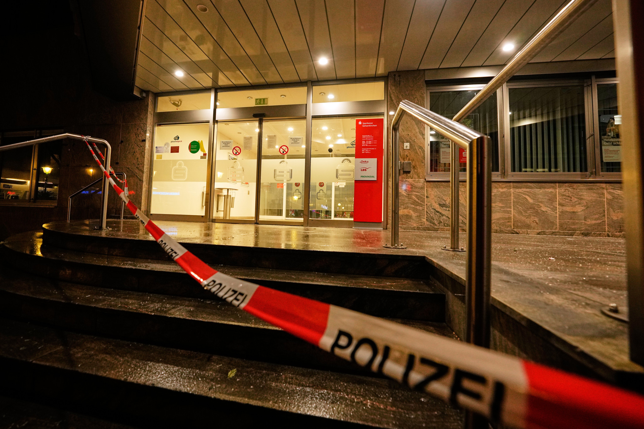 Polizeisperrband vor der geschlossenen Sparkasse-Filiale im Stadtteil Buer, Gelsenkirchen, nach einem Einbruch in den Tresor.