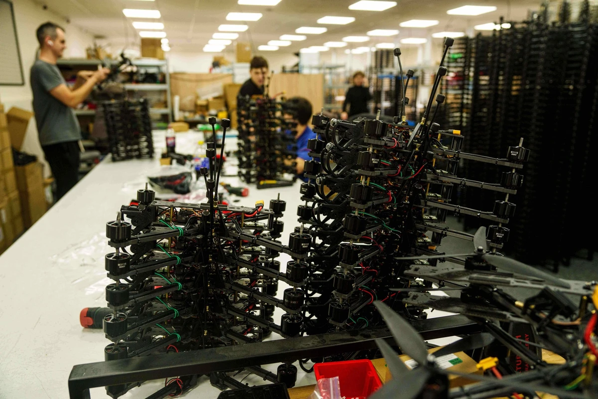 PRODUKTION - 04.12.2025, Ukraine, --: Ingenieure montieren FPV-Drohnen des Unternehmens "General Cherry" in einer Werkstatt in der Ukraine, am 4. Dezember 2025. Foto: Evgeniy Maloletka/AP/dp ...