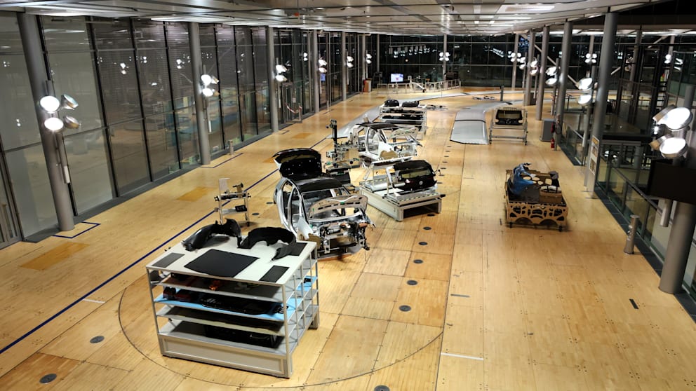 Schauwerkstatt statt Fließband: In der VW-Manufaktur gibt es derzeit viel Platz. Besucher können dabei zuschauen, wie Fahrzeuge zusammengebaut werden