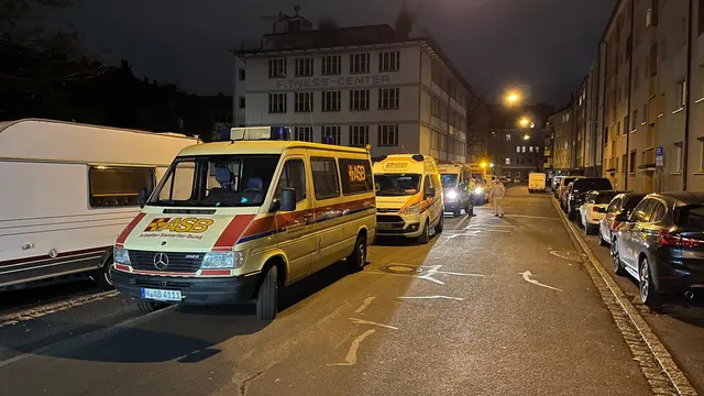 Die Nürnberger Hilfsorganisationen betreuten die Menschen vor Ort und organisieren bedarfsweise alternative Unterbringungsmöglichkeiten. | Foto: Einsatzleitung Nürnberger Hilfsorganisationen