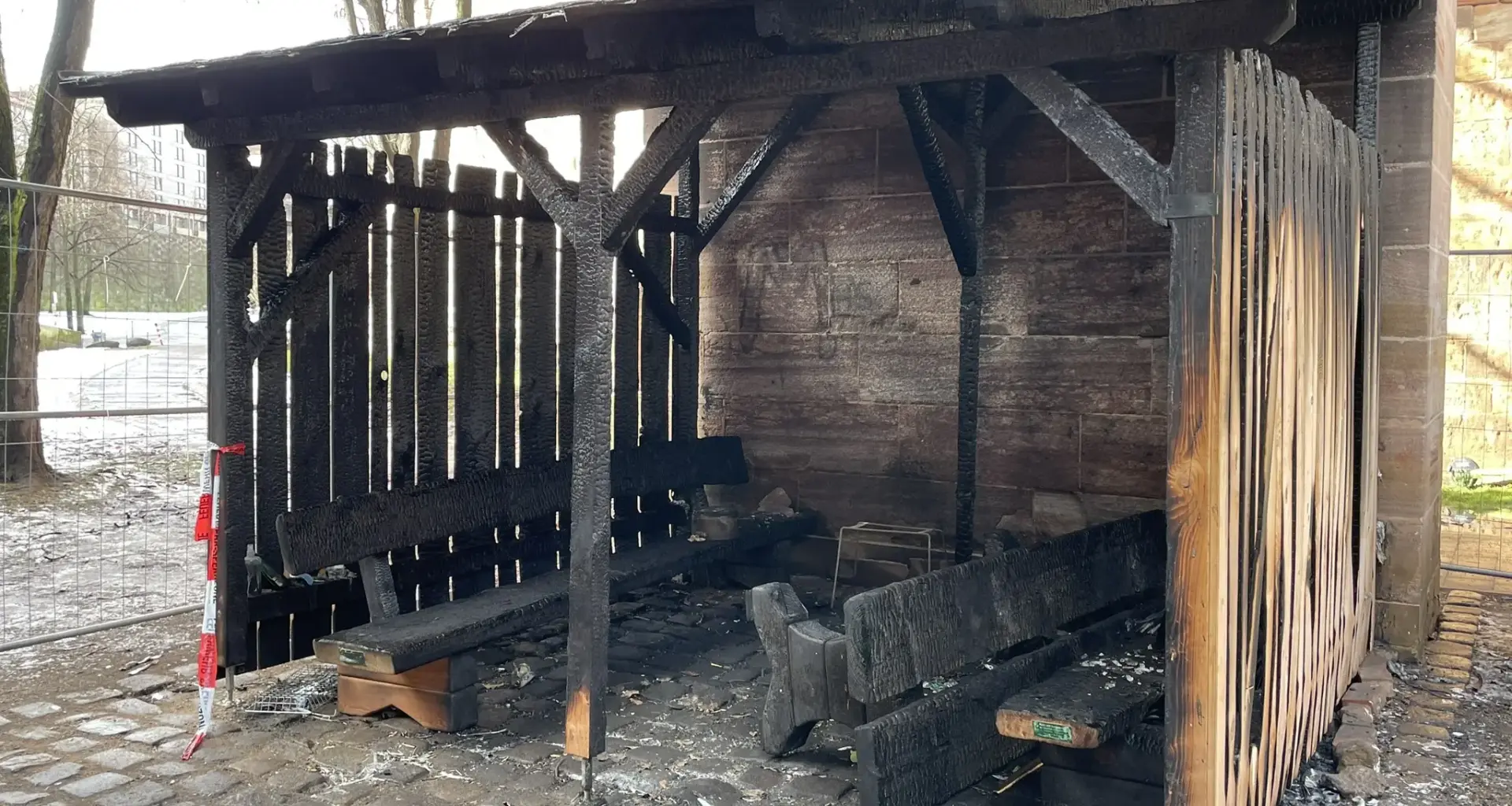 Stadt prüft Wiederaufbau: Brand zerstört Obdachlosenunterstand an der Königstorpassage