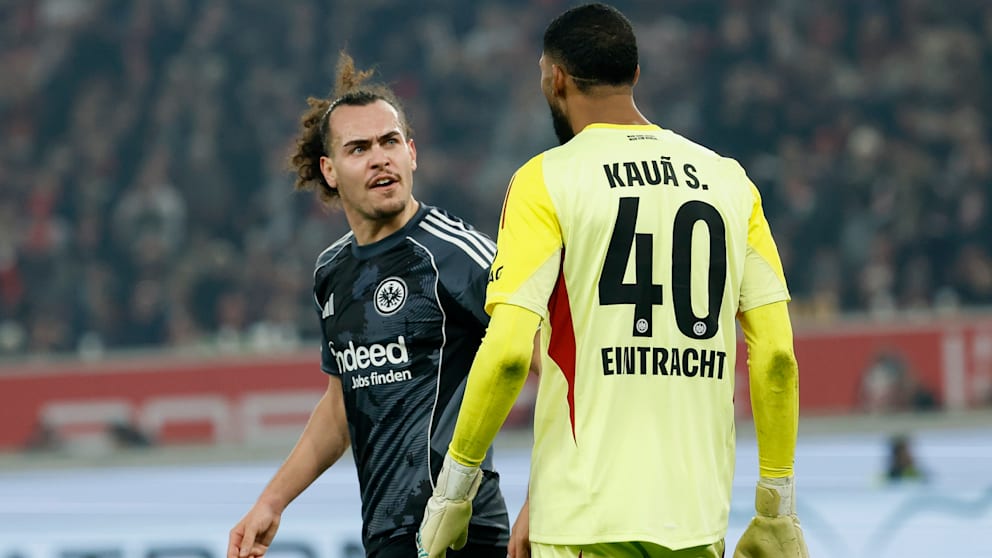 Arthur Theate sendet einen kritischen Blick in Richtung Keeper