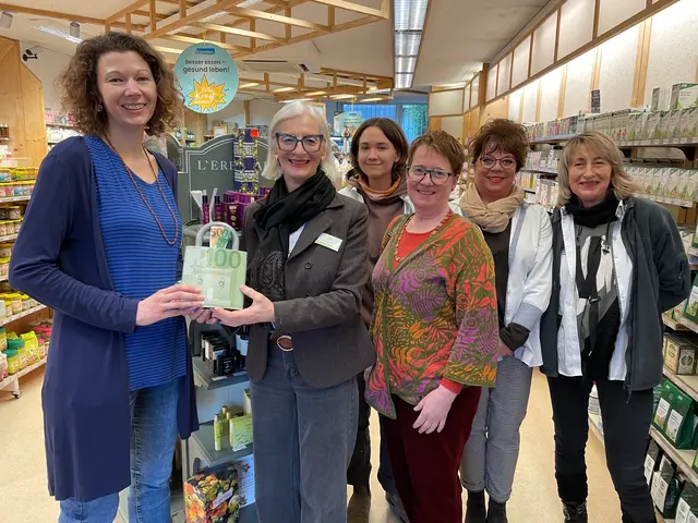 Filialbetreuerin Simone Kurtz (2. v. li.) überreichte gemeinsam mit dem Nürnberger Reformhaus-Team den Vereinsvorständinnen Andrea Schorn (li.) und Marion Florin (4. v. li.) das Geld. | Foto: Reformhaus Sattran