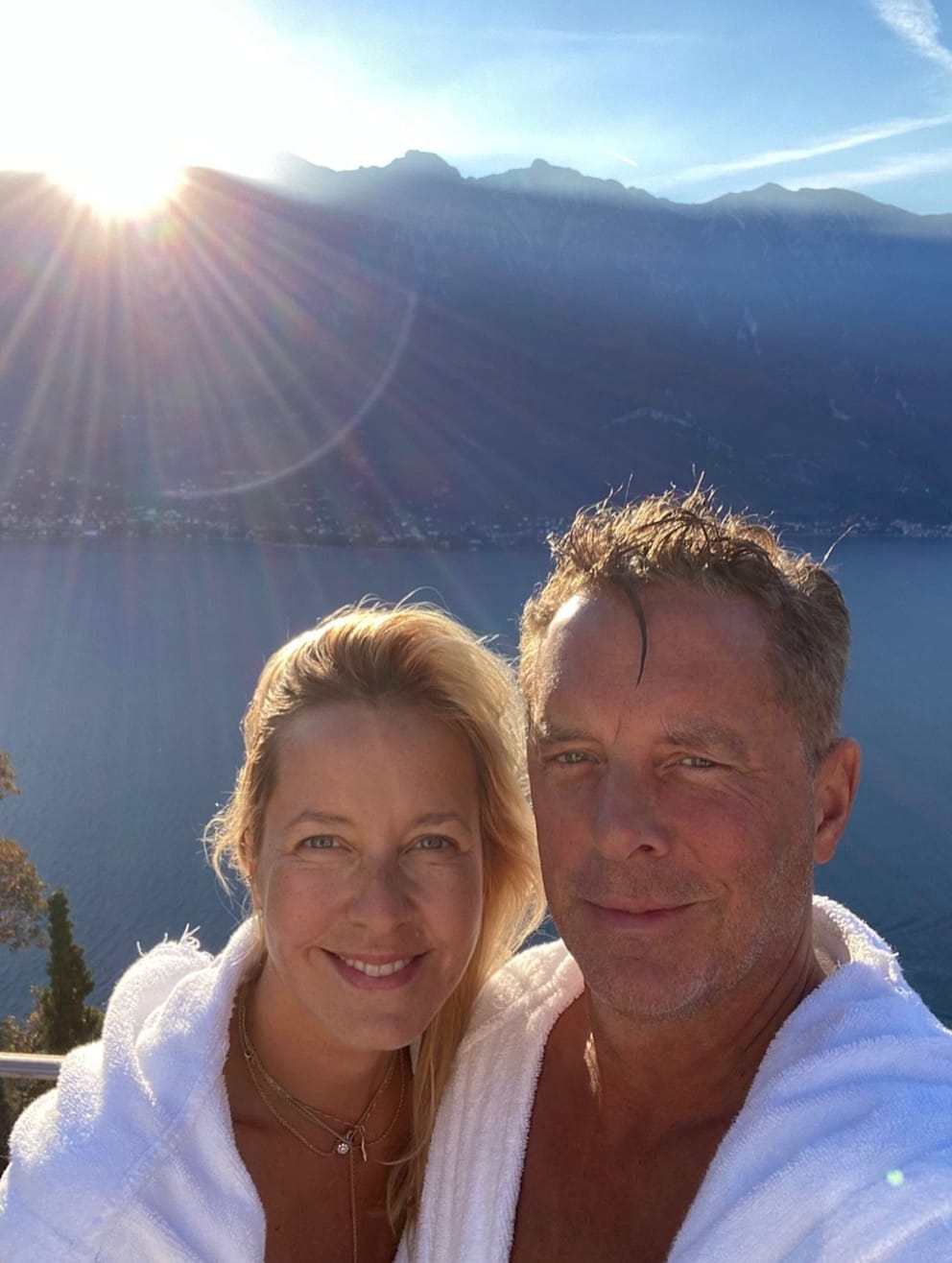 Sind scheinbar schon in den Flitterwochen: Die Frischvermählten zeigen sich in Bademänteln auf Instagram