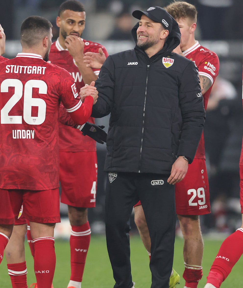 Sebastian Hoeneß (43/r.) nach dem Auswärtssieg in Gladbach