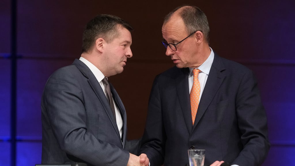 Sachsen-Anhalts designierter Ministerpräsident Sven Schulze (links) mit Kanzler Friedrich Merz (beide CDU) beim Neujahrsempfang der IHK und der Handwerkskammer in Halle.