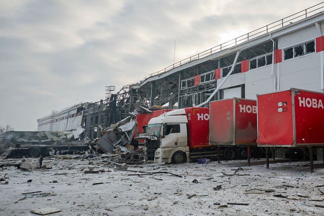 In Charkiw hat ein russischer Doppelangriff ein Verteilzentrum des Logistikunternehmens Nowa Poschta zerstört.