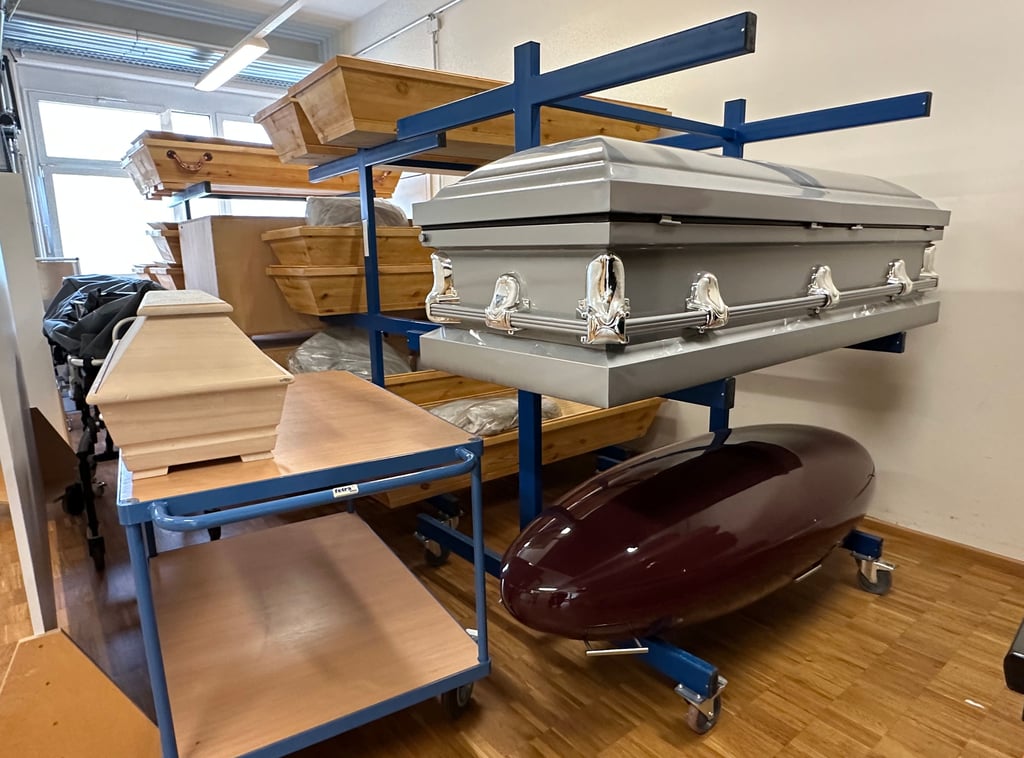 Zur Bestatter-Ausbildung gehört auch eine Warenkunde – dabei lernen Azubis auch Merkmale verschiedener Sargtypen. 