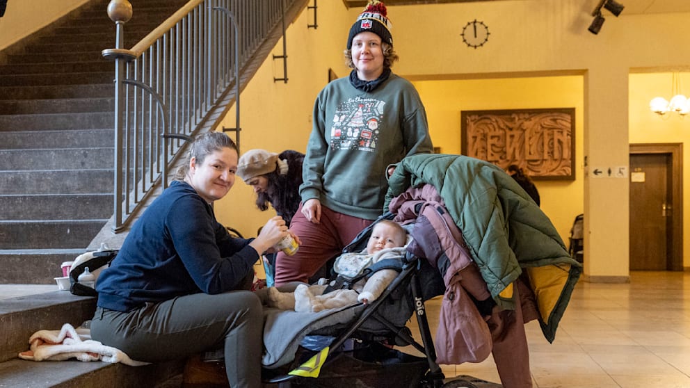 Lisa (32) kam mit Töchterchen Lilly (6 Monate) ins Rathaus, nachts kommen sie bei Bekannten in Pankow unter