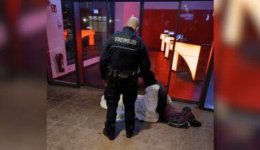 Wiesbadener Stadtpolizei verteilt Tee an Obdachlose