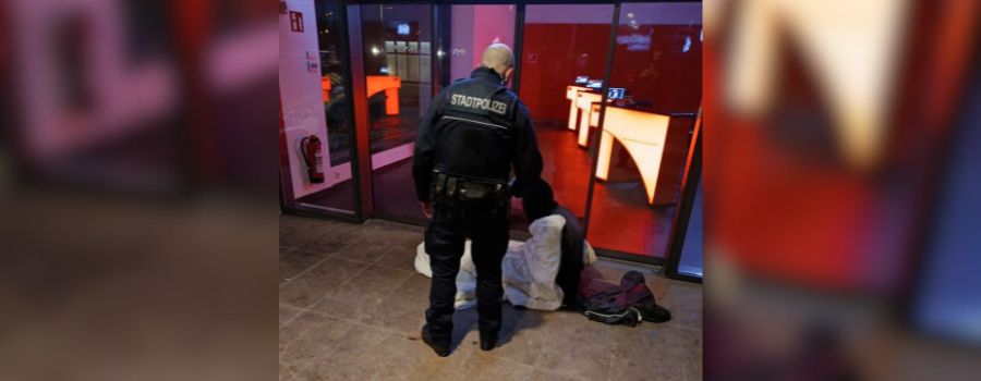 Wiesbadener Stadtpolizei verteilt Tee an Obdachlose