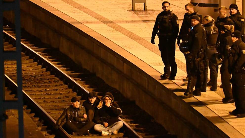 Demonstranten der prokurdischen Demo besetzen Gleise am Hauptbahnhof Hamburg