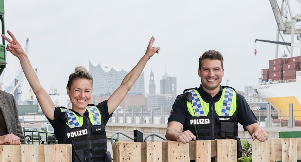 Seit 2021 ermittelt Raúl Richter neben Rhea Harder (49) in der ZDF-Serie „Notruf Hafenkante“z