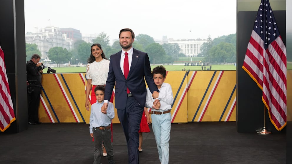 Das Ehepaar Vance hält seine Kinder weitgehend aus der Öffentlichkeit heraus. So ganz geheuer scheint die Aufmerksamkeit der Öffentlichkeit den Jungs auch nicht zu sein