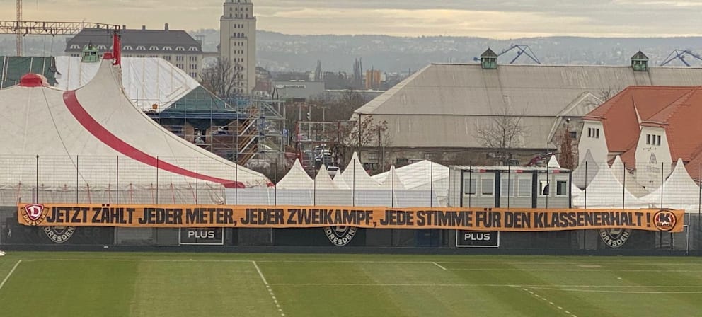 Dieses Spruchband wurde auf dem Gelände der Walter-Fritzsch-Akademie von Dynamo Dresden angebracht