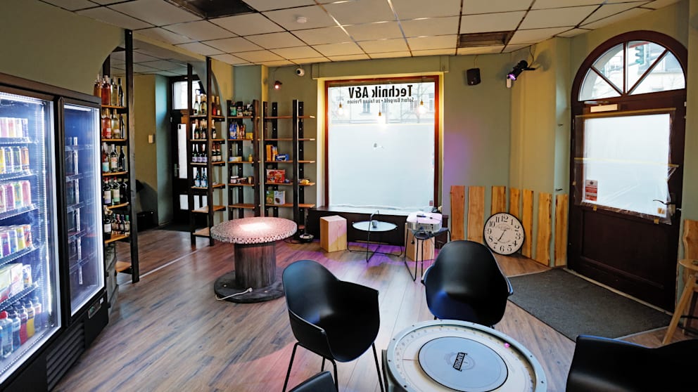 Der Spätshop ist komplett eingeräumt. Nun drohen die ersten Waren zu verfallen