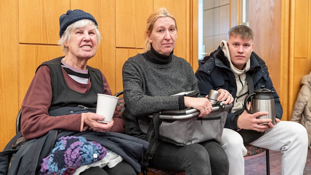 Christel (86, l.) mit Tochter Verena (50) und Enkel Aaron (20). Als Kind erlebte sie Stromausfall nach dem Krieg