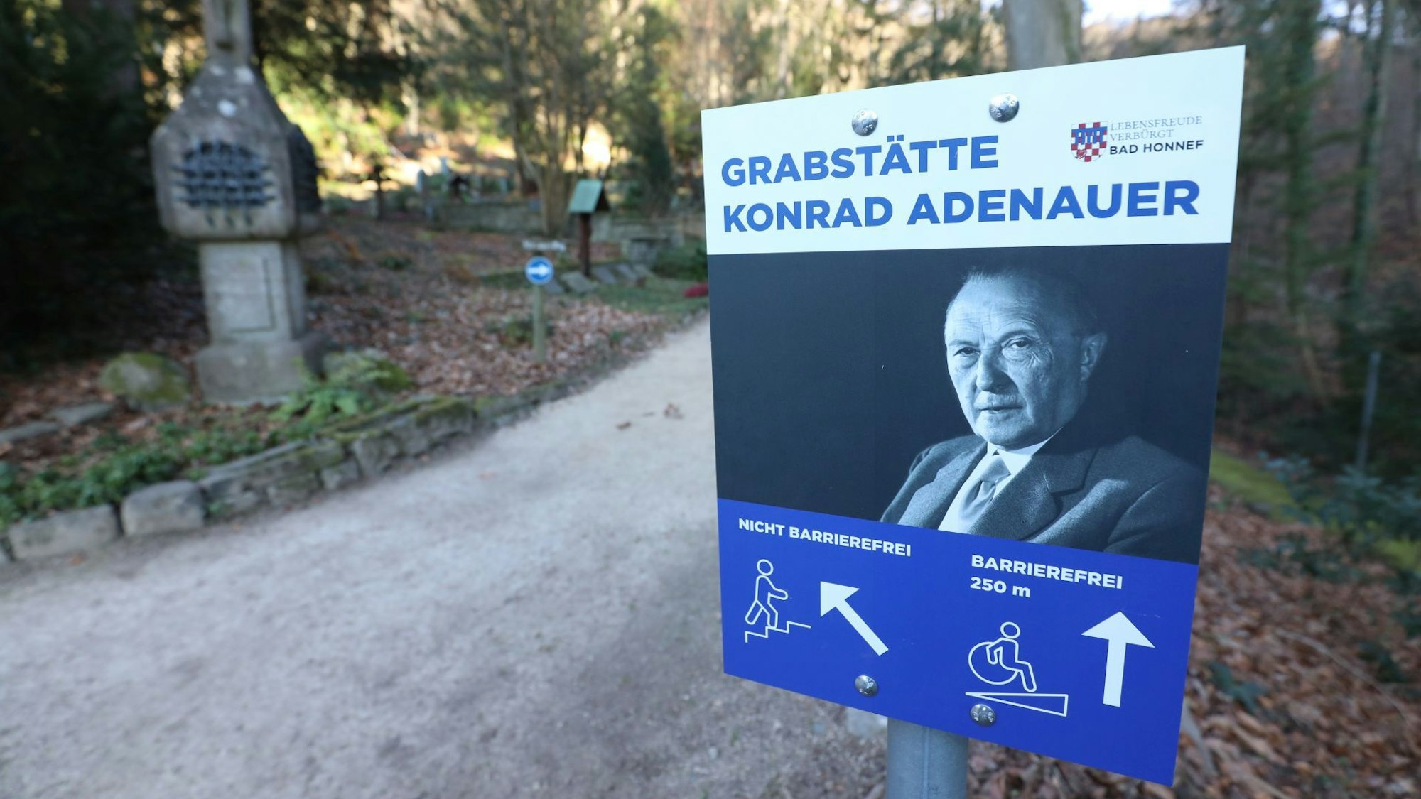 Ein Schild weist auf die Grabstätte von Konrad Adenauer hin.