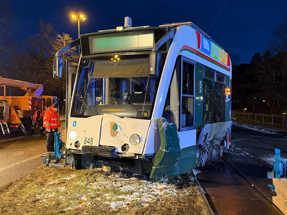 Durch die Wucht des Aufpralls sprang die Straßenbahn aus den Gleisen