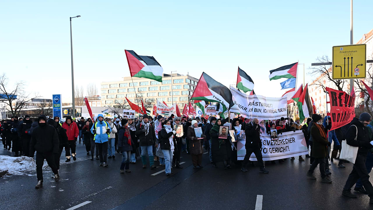 Luxemburg-Liebknecht-Gedenken: Hamas-Unterstützer auf Linken-Demo | Regional