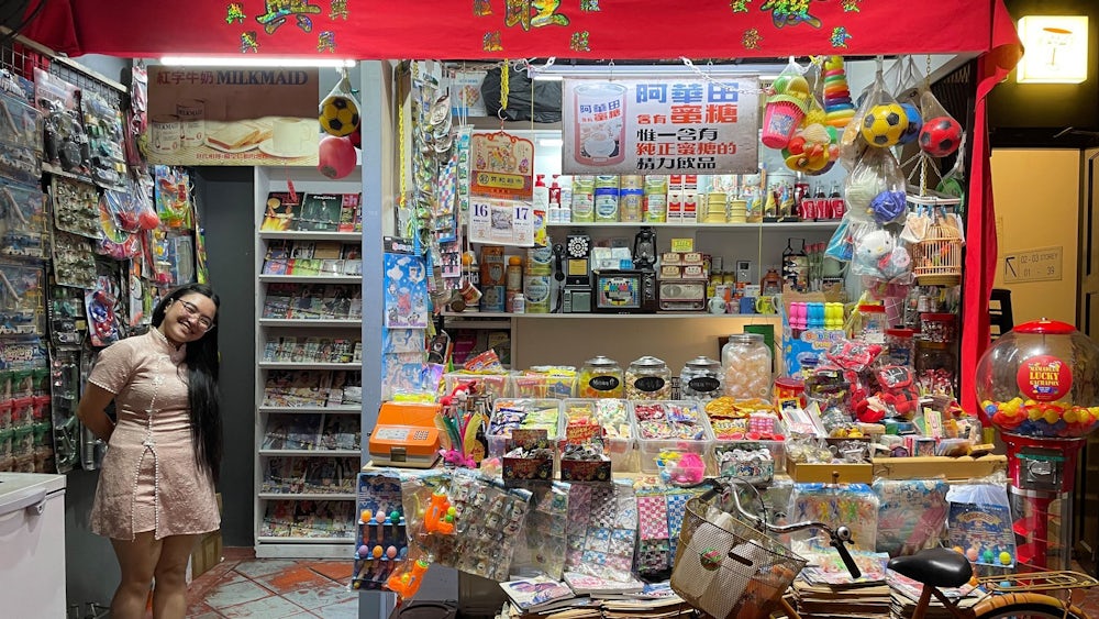 Ein wenig unscheinbar: Das Restaurant „Mama Diam“ gilt als erstklassig - und versteckt sich hinter der Fassade eines Tante-Emma-Ladens.