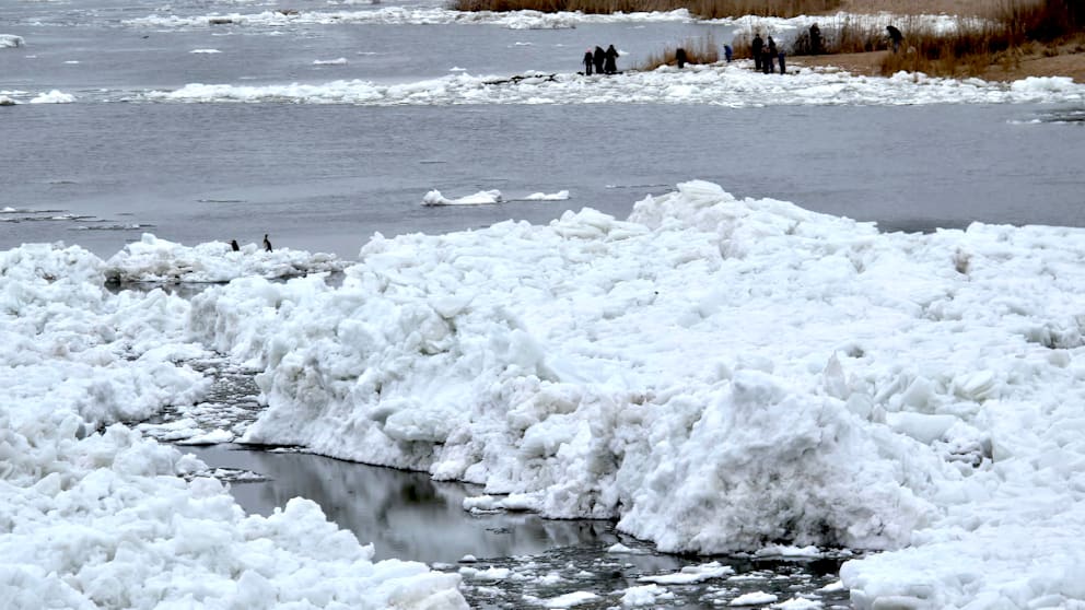 Durch Niedrigwasser kam es zum Grundeis, welches aufstieg und die Elbe blockiert