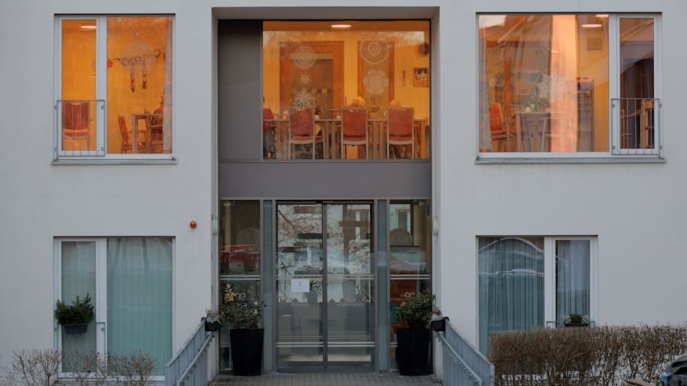 Der Blick auf den Eingang der Pflegeeinrichtung