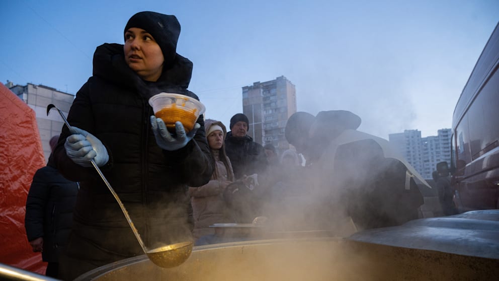 Eine Freiwillige gibt in Kiew warmes Essen aus. Noch immer sind 3000 Häuser ohne Strom
