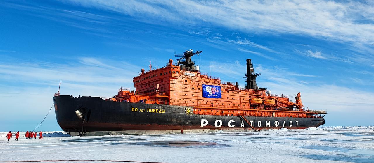 Das von der russischen Staatsagentur TASS zur Verfügung gestellte Foto zeigt den atomgetriebene Eisbrecher "50 Let Pobedy" bei einer arktischen Expedition.