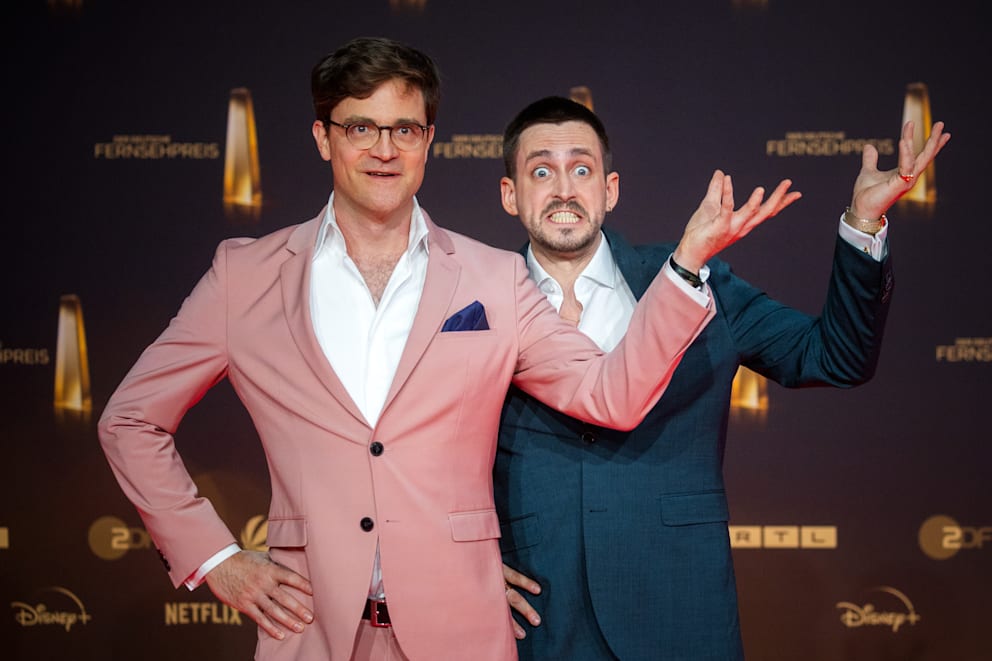 Hunderttausende Menschen auf der ganzen Welt tanzten zum „Rhabarberbar“-Song von Musikkabarettist Bodo Wartke (48, l.) und Marti Fischer