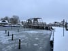 Ein wenig Eis hat sich um die Wiecker Brücke schon gebildet.