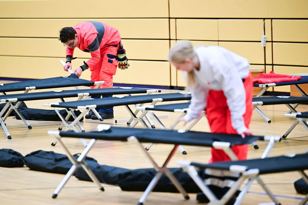 Notunterkünfte und Lichtmaste - Erste Nacht im Dunkeln: Stromausfall in Berlin dauert an - Wirtschaft