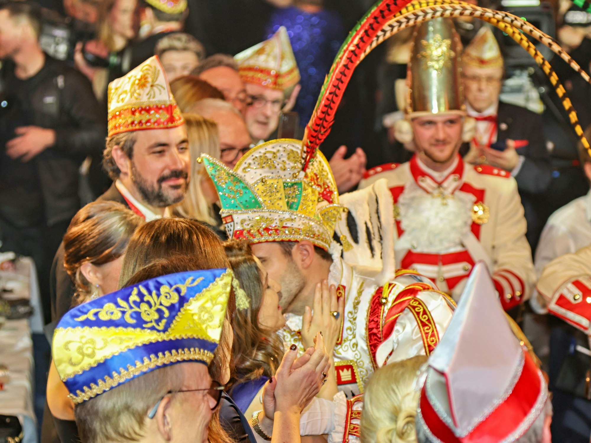 Prinz Niklas I. küsst seine Freundin Katrin.