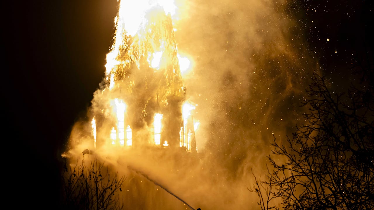 Inferno in Amsterdam zu Silvester! Kirche brennt lichterloh | News